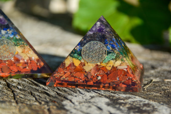 Orgonite 7 Chakras pyramide