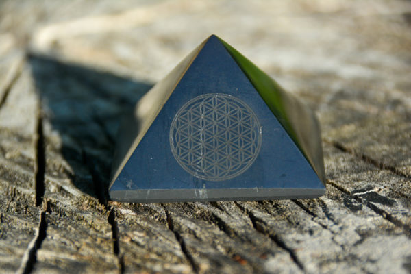Shungite - Pyramide Fleur de Vie – Image 2