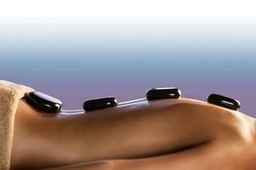 Connaissez-vous les bienfaits de notre MASSAGE AUX PIERRES CHAUDES ?...